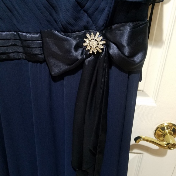 Stunning  full length Evening Dress with Crystal - Picture 4 of 8